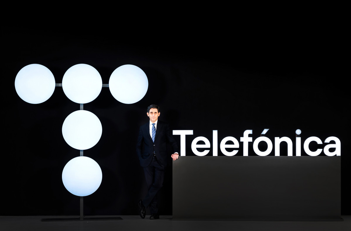 Arxiu - José María Álvarez-Pallete, president de Telefónica, amb el nou logotip de l'empresa.