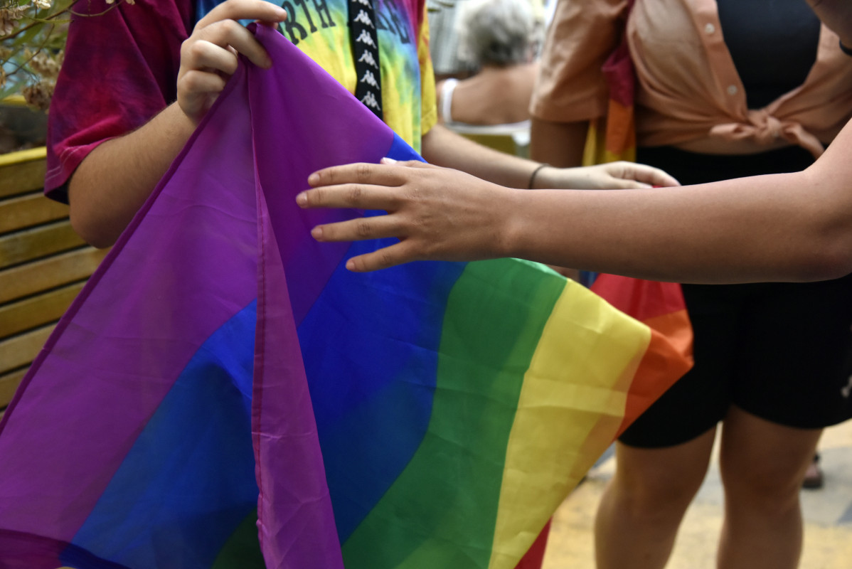 Arxiu - Dos nois sostenen la bandera LGTBI