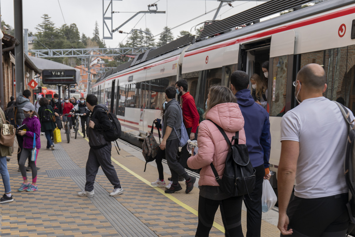 Arxiu - Diverses persones surten d'un tren de Rodalies a l'Estació de Renfe de Cercedilla