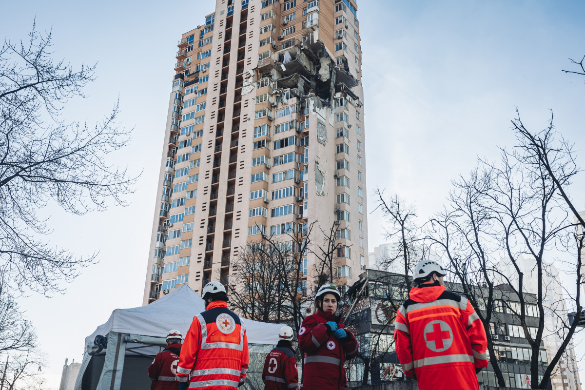 Serveis d'emergència davant de l'edifici civil bombardejat en una zona residencial a Kíev (Ucraïna)