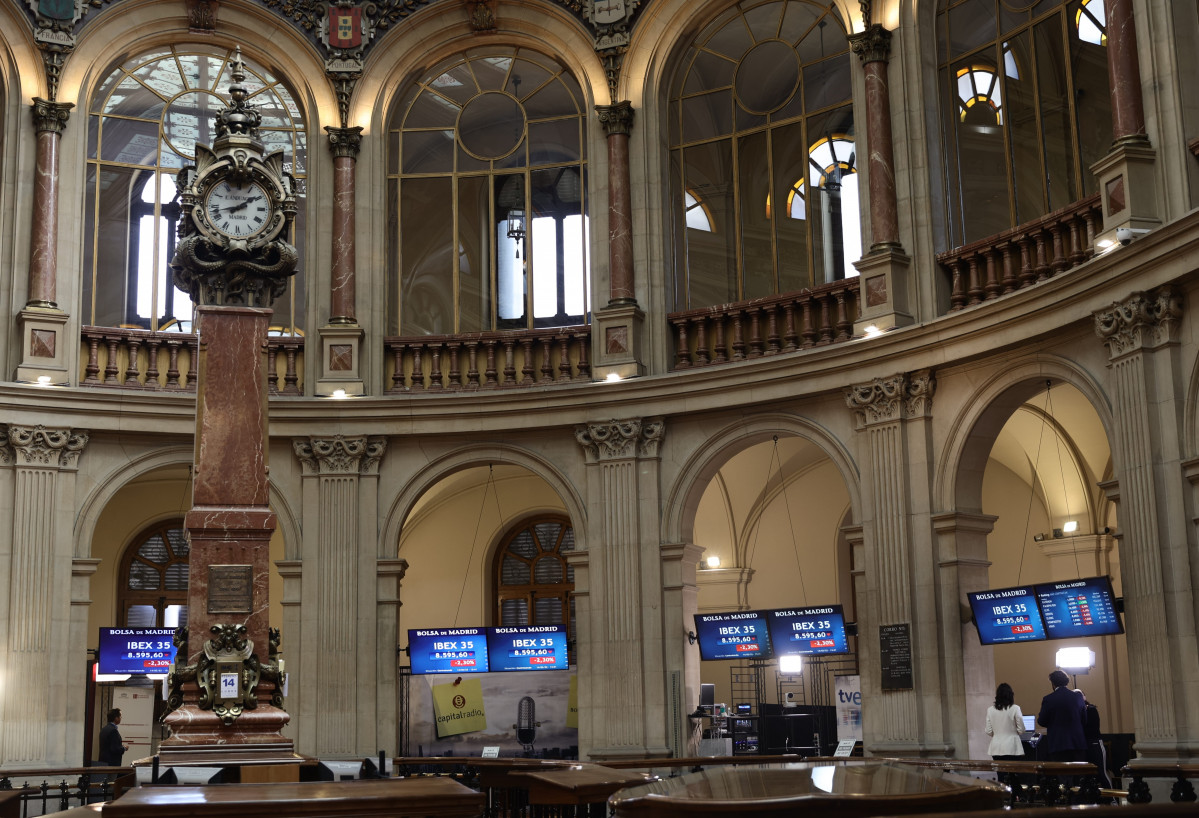 Diversos panells amb valors de l'Ibex 35, al Palau de la Borsa, el 14 de febrer del 2022, a Madrid (Espanya).
