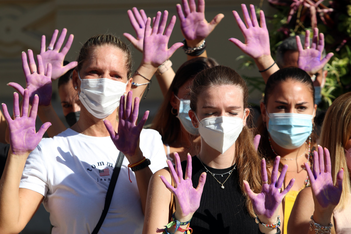 Arxiu - Un grup de dones amb les mans estades guarda un minut de silenci a Màlaga per una víctima mortal de violència de gènere.