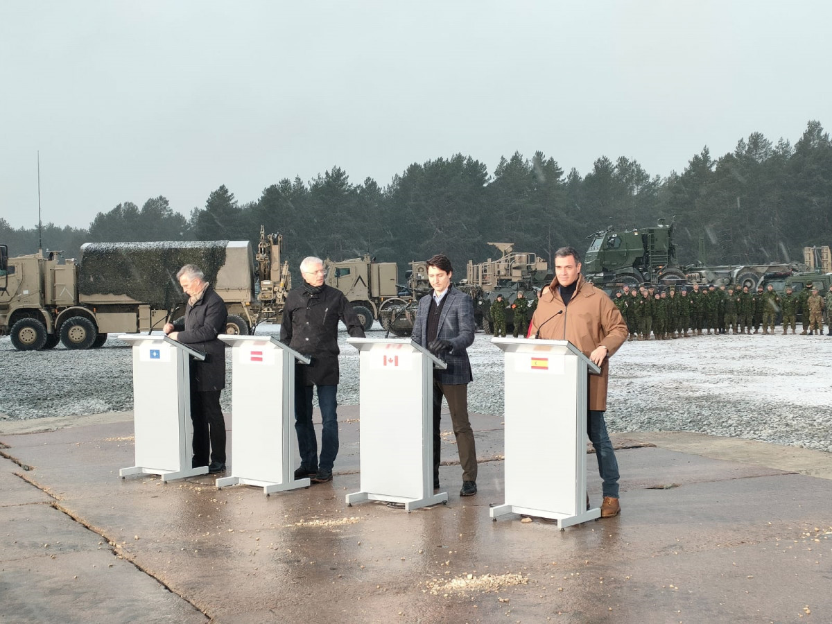 El president del Govern, Pedro Sánchez, amb el secretari general de l'OTAN, Jens Stoltenberg, el primer ministre de Letònia, Arturs Krisjanis Karins, i el del Canadà, Justin Trudeau, durant la visita a la base d'Adazi (Letònia)
