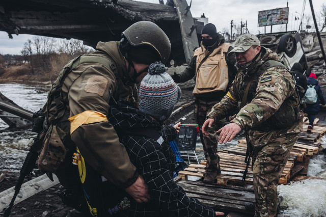 EuropaPress 4297762 soldats ajuden creuar riu nino març 2022 irpin ucraïna exèrcit ucraïna
