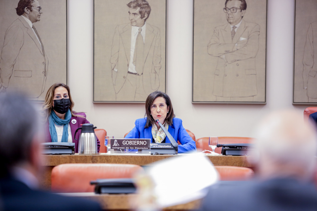La ministra de Defensa, Margarita Robles (d), compareix a la Comissió de Defensa, al Congrés dels Diputats