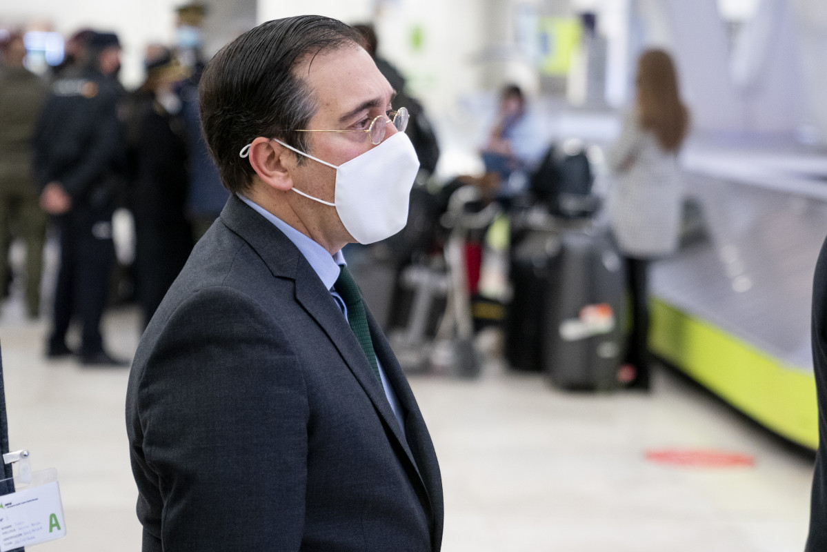 El ministre d'Afers Exteriors, Unió Europea i Cooperació, José Manuel Albares, a l'Aeroport Adolfo Suárez Madrid Barajas on ha acudit a rebre els espanyols repatriats, el 28 de febrer del 2022, a Madrid (Espanya).