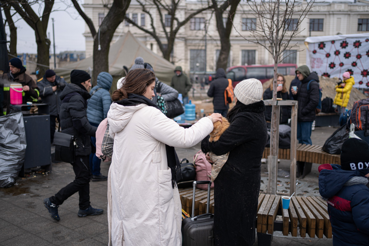 Gent provinent de diferents punts d'Ucraïna espera als voltants de l'estació de tren de Lviv, a 2 de març de 2022, a Lviv (Ucraïna). Més de 2.000 civils ucraïnesos han mort des del començament de la invasió llançada per Rússia el passat