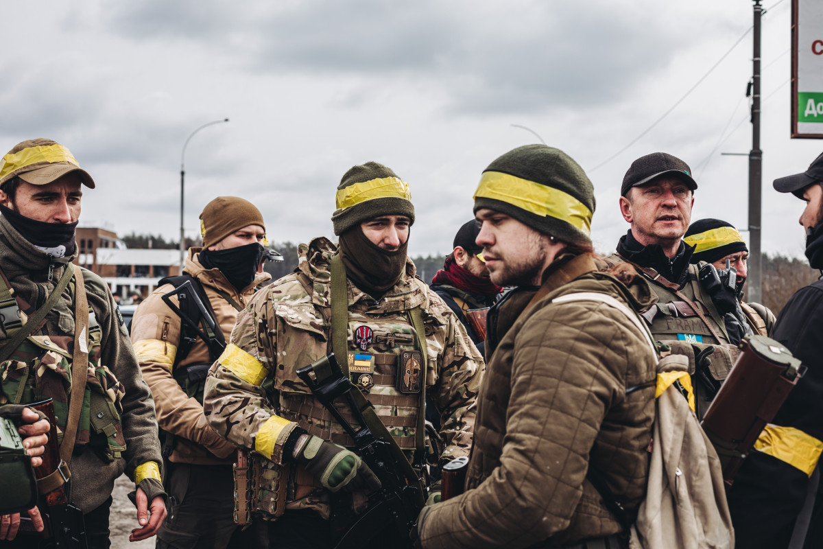 Diversos soldats de l'exèrcit ucraïnès a Irpin (Ucraïna)