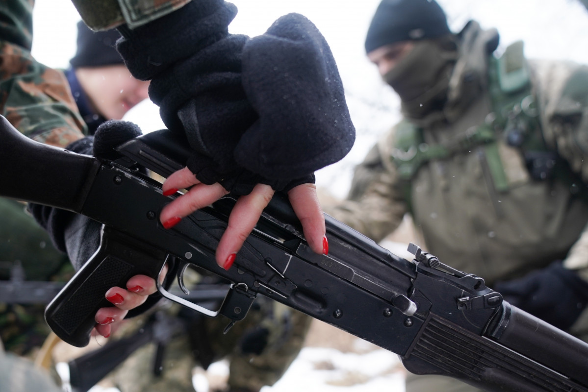 EuropaPress 4253342 female trainee soldier wearing xarxa nail polish from the civilian volunteer