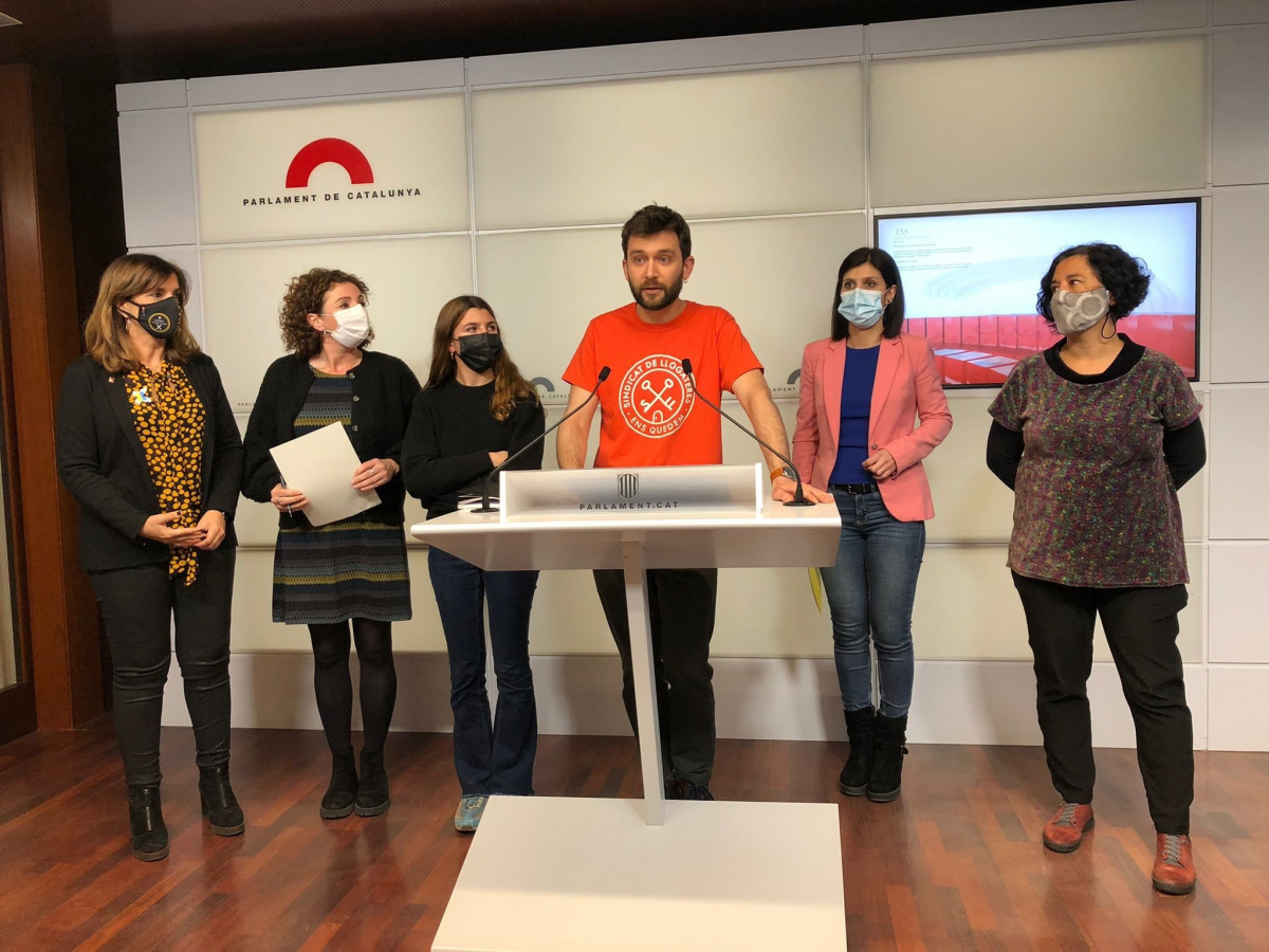 Roda de premsa del Sindicat de Llogateres amb els grups d'ERC, Junts, la CUP i comuns en contra de la decisió del TC sobre la llei catalana de vivenda, al Parlament.