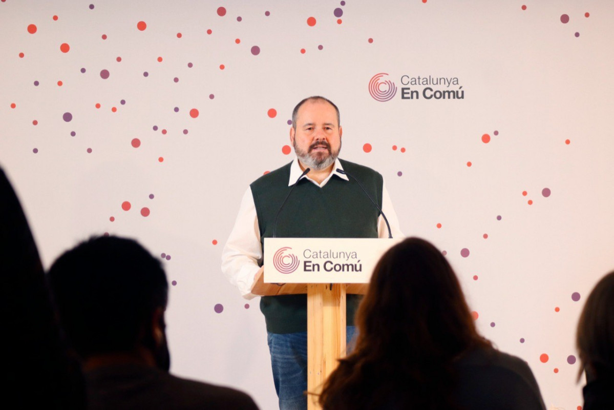 El portaveu dels comuns i diputat al Congrés, Joan Mena, en roda de premsa
