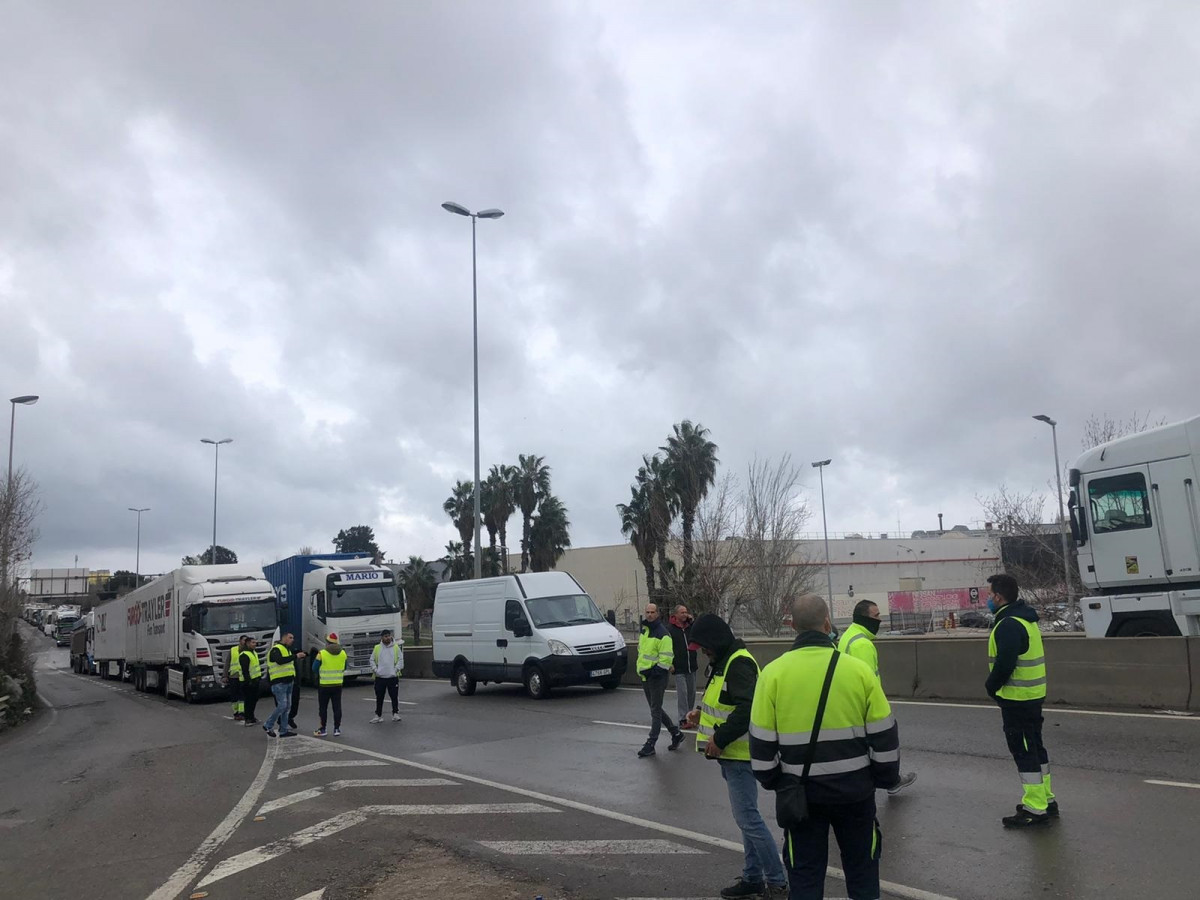 EuropaPress 4313964 piquet informatiu transportistes zona franca barcelona