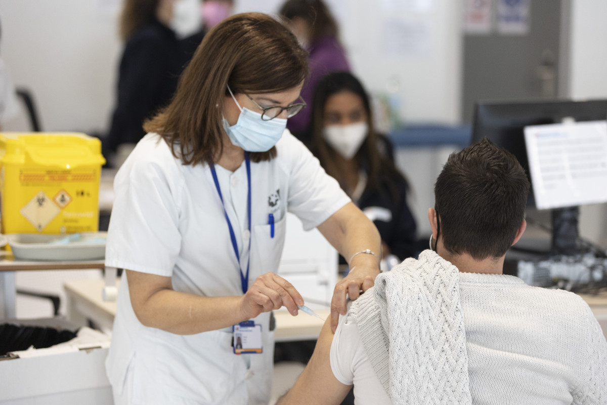 Un home rep la tercera dosi de la vacuna contra el Covid-19, a l'Hospital Infermera Isabel Zendal, el 13 de gener del 2022, a Madrid, (Espanya).