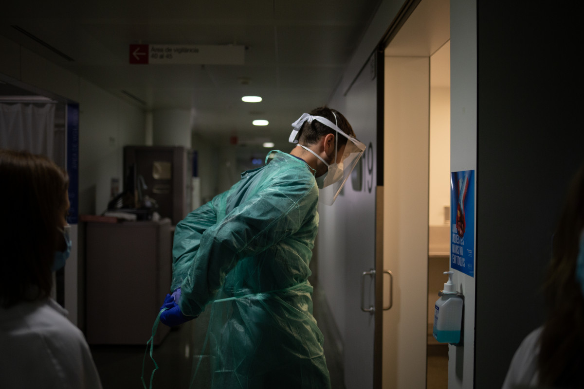 Arxiu - Un metge entra a una habitació de la Unitat de Cures Intensives (UCI) de l'Hospital de la Santa Creu i Sant Pau, a Barcelona, Catalunya (Espanya), a 6 de novembre de 2020.