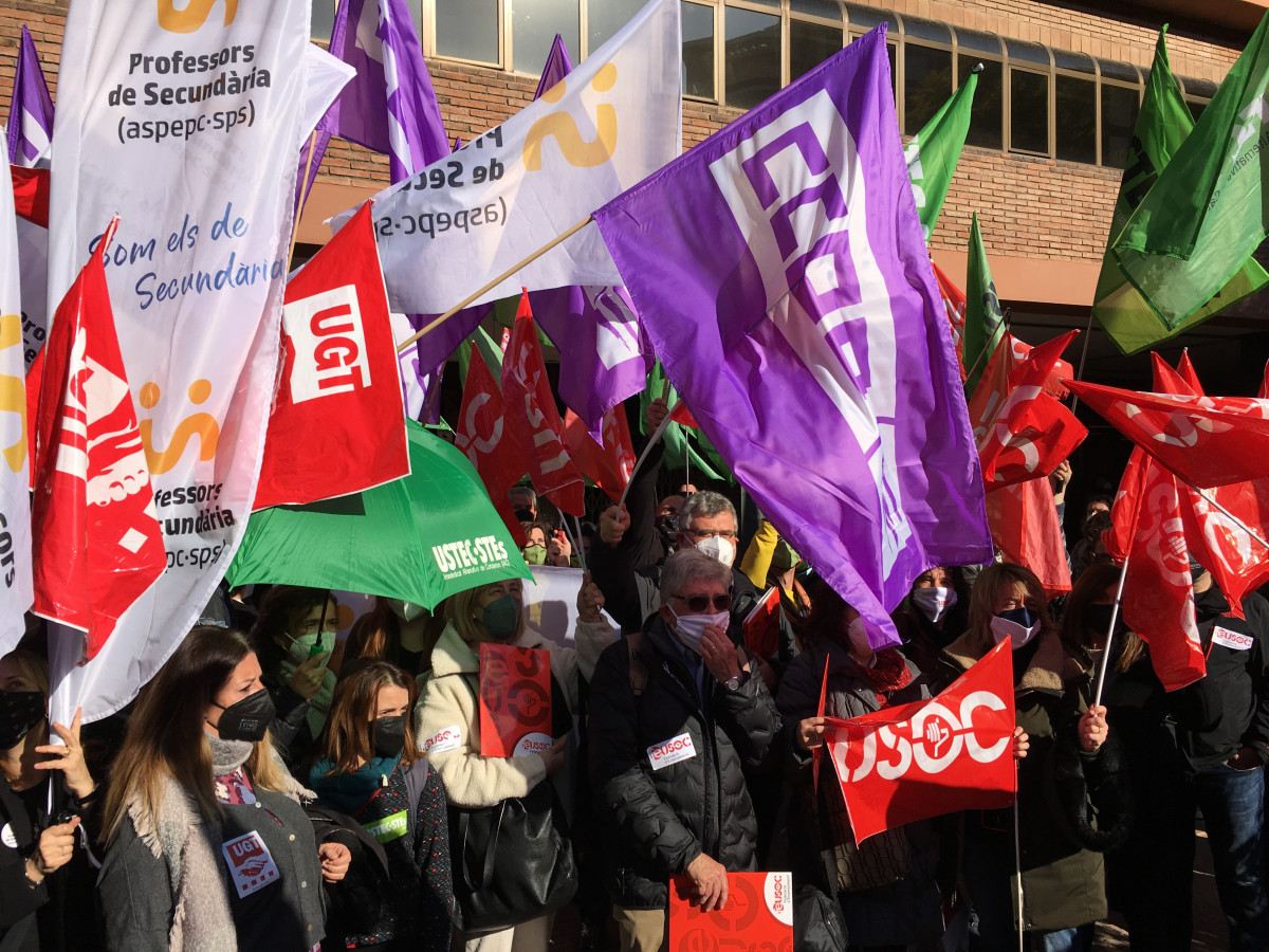 Arxiu - Concentració de sindicats educatius davant de la Conselleria d'Educació de la Generalitat