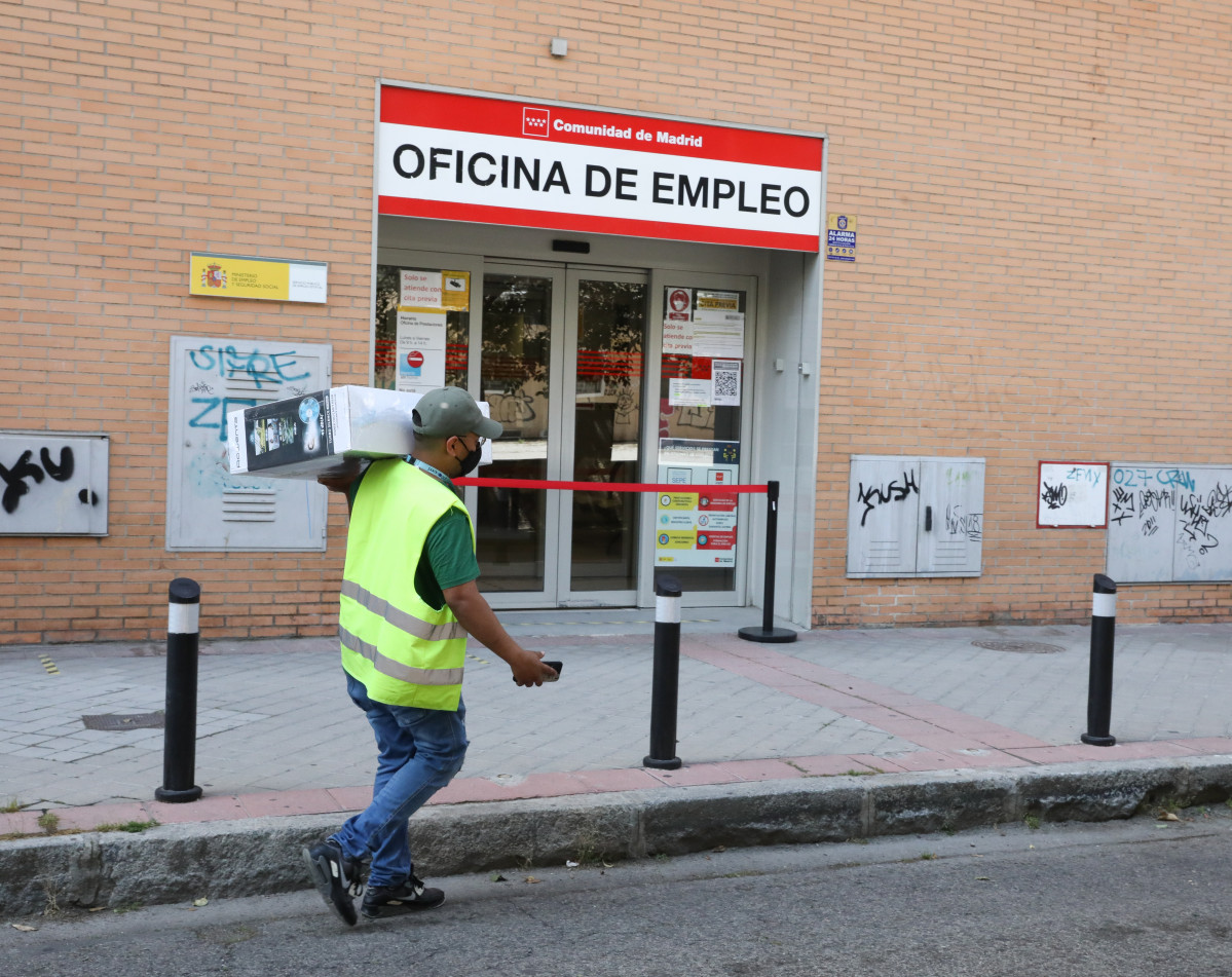 Arxiu - Un repartidor passa per una oficina del SEPE, el dia en què s'han conegut les dades d'atur del maig, el 2 de juny del 2021, a Madrid (Espanya). El nombre d'aturats registrats a les