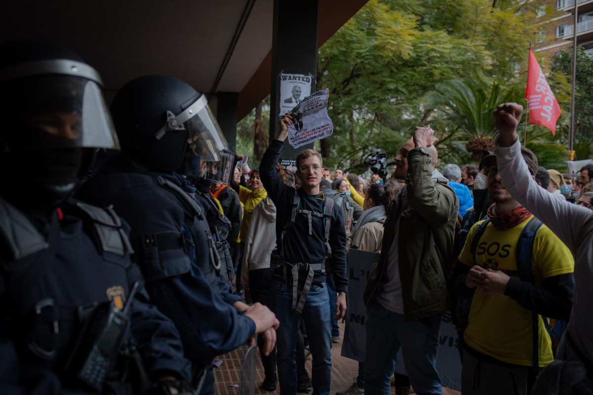 La manifestación por la primera jornada de huelga educativa termina frente a la Conselleria de Educación de la Generalitat