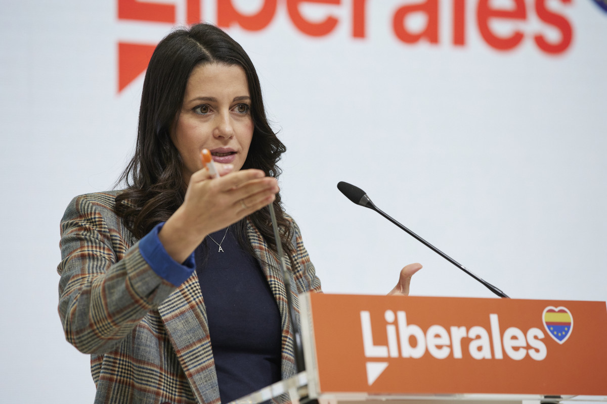 La líder de Cs, Inés Arrimadas, compareix després d'una reunió del Comitè Permanent del partit, a la seu nacional de Cs