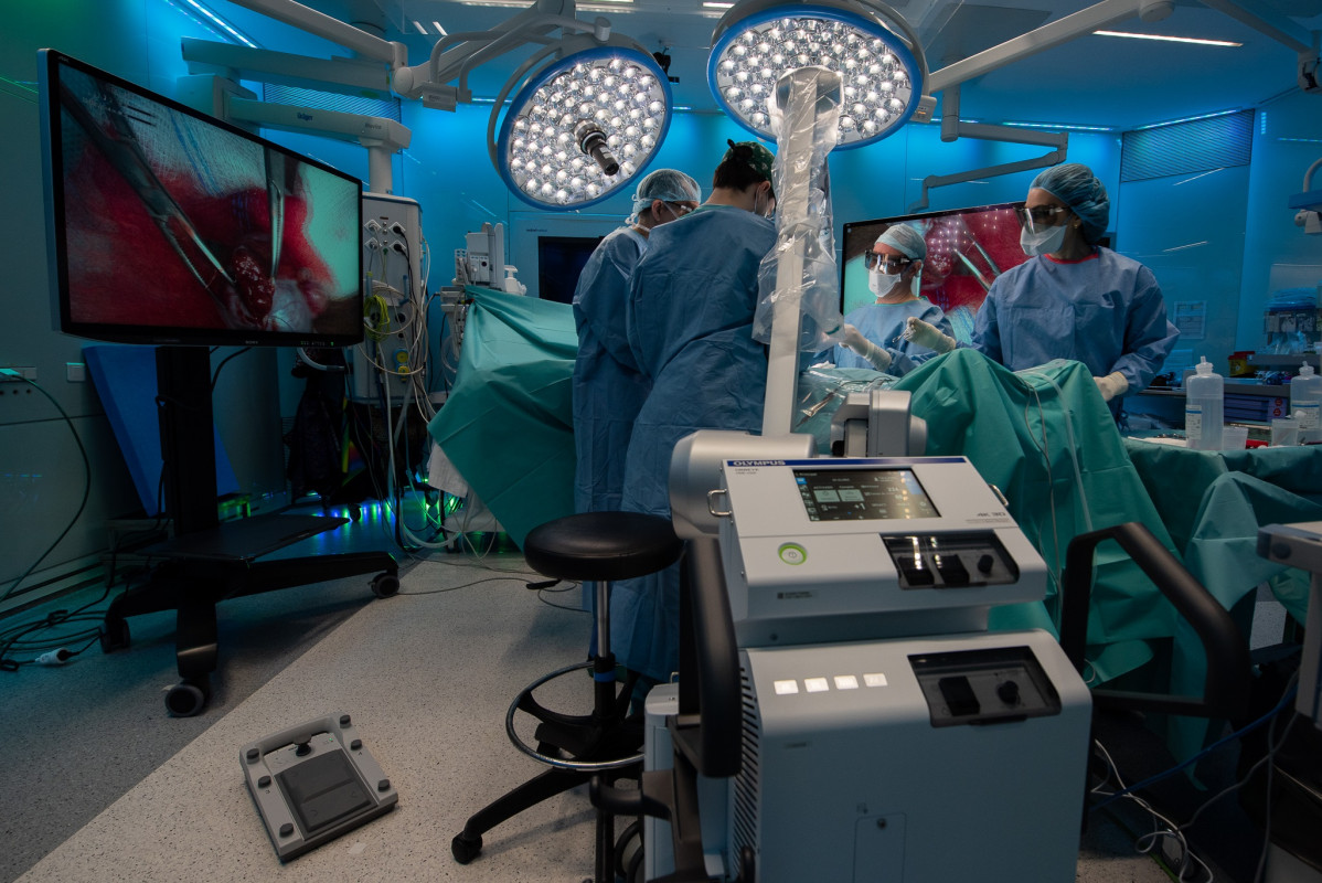 El Servicio de Urología del Hospital Clínic de Barcelona ha empezado a realizar cirugías para revertir la infertilidad masculina a través de una nueva técnica quirúrgica mediante un exoscopio en 4K y visión 3D