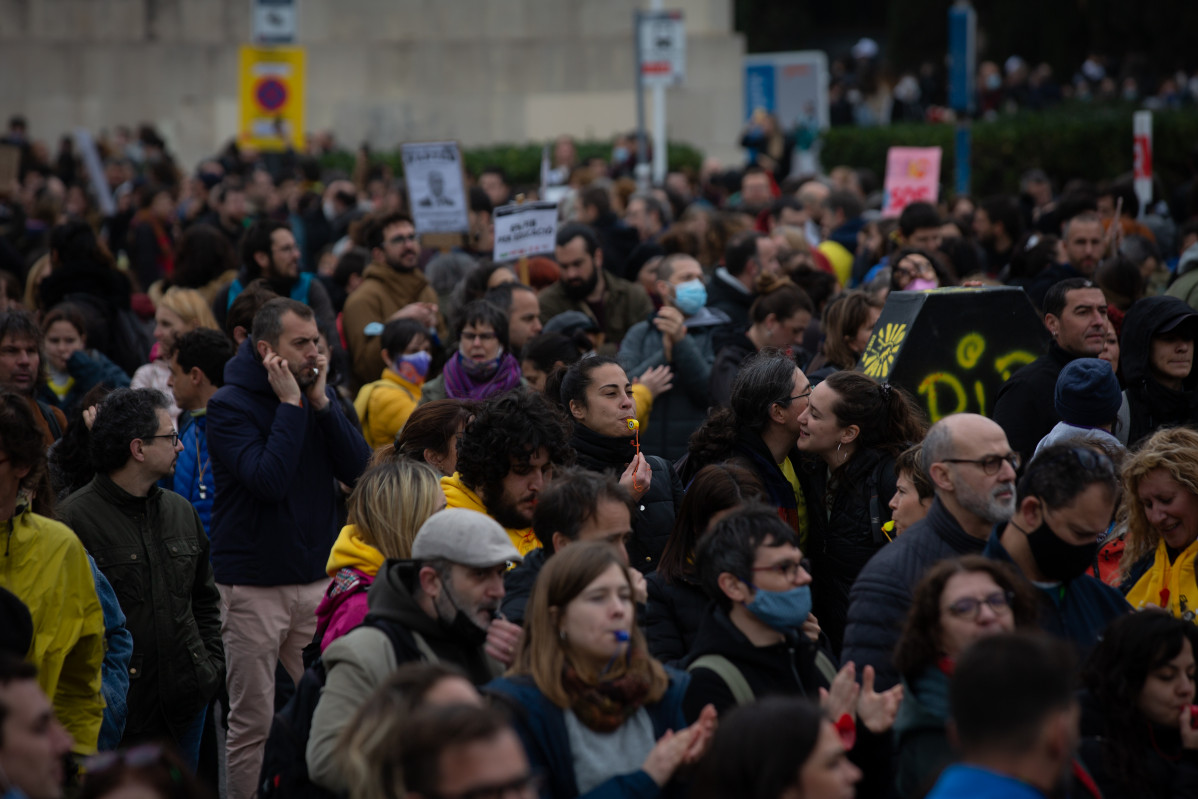 Diversos manifestants, amb pancartes i banderes sindicals, marxen des de l'estació de Sants, durant el segon dia de vaga educativa a Catalunya, el 16 de març de 2022, a Barcelona, Catalunya (Espanya). Organitzada pels sindicats educatius Ustec·S