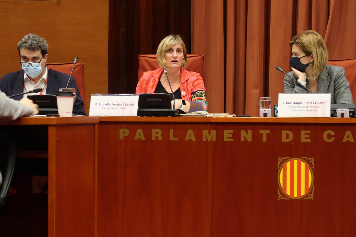 L'exconsellera de Salut Alba Vergés, al centre, en comissió parlamentària
