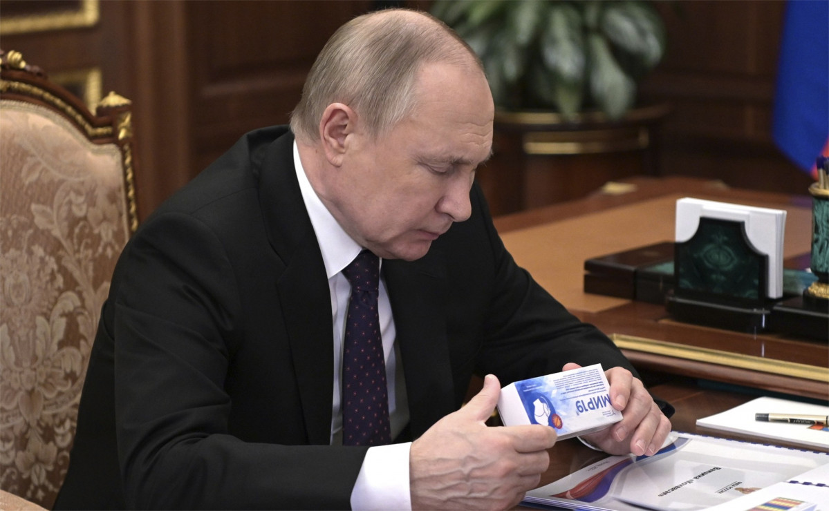 EuropaPress 4317221 15 març 2022 russia moscow russian president vladimir putin examines box
