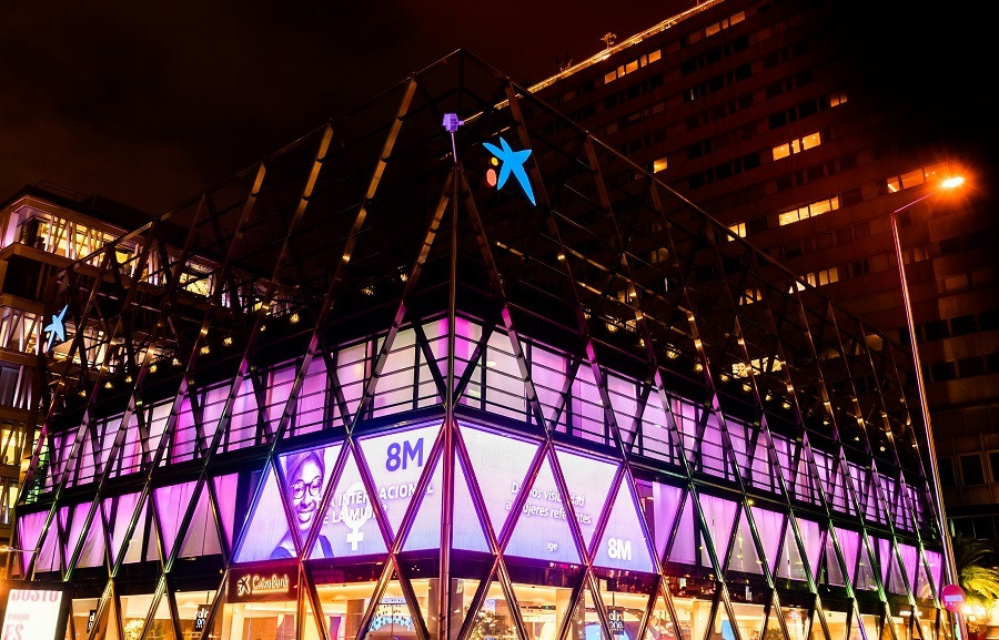 Botiga One in one de CaixaBank a Madrid decorada amb motiu del 8M