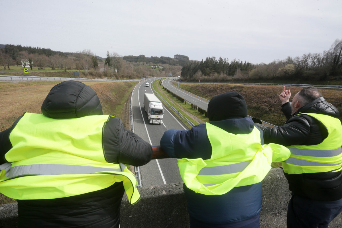 EuropaPress 4321502 diversos membres piquet insulten fan gestos camions passen adreça
