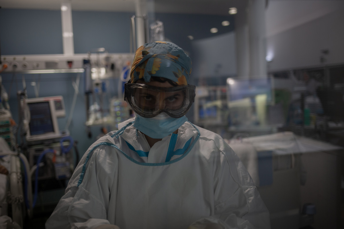 Archivo - Un trabajador sanitario protegido en la Unidad de Cuidados Intensivos en una imagen de archivo