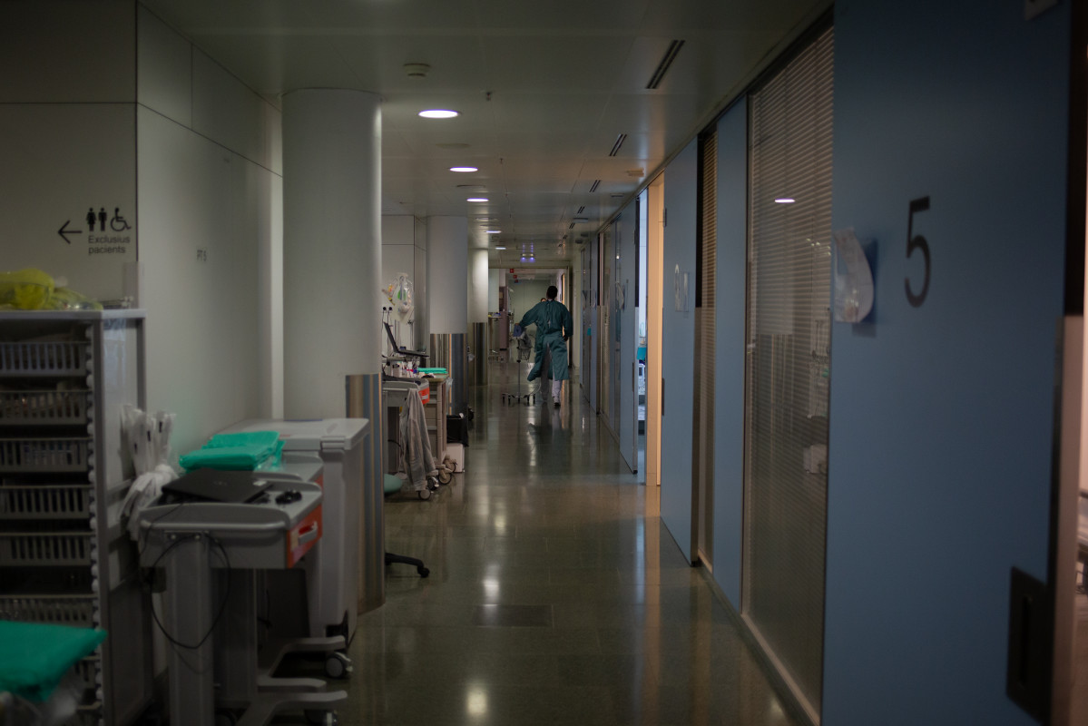 Archivo - Un sanitario se mueve por uno de los pasillos de la Unidad de Cuidados Intensivos –UCI- del Hospital de la Santa Creu i Sant Pau, integrado en la Red Hospitalaria de Utilización Pública de Catalunya, en Barcelona.