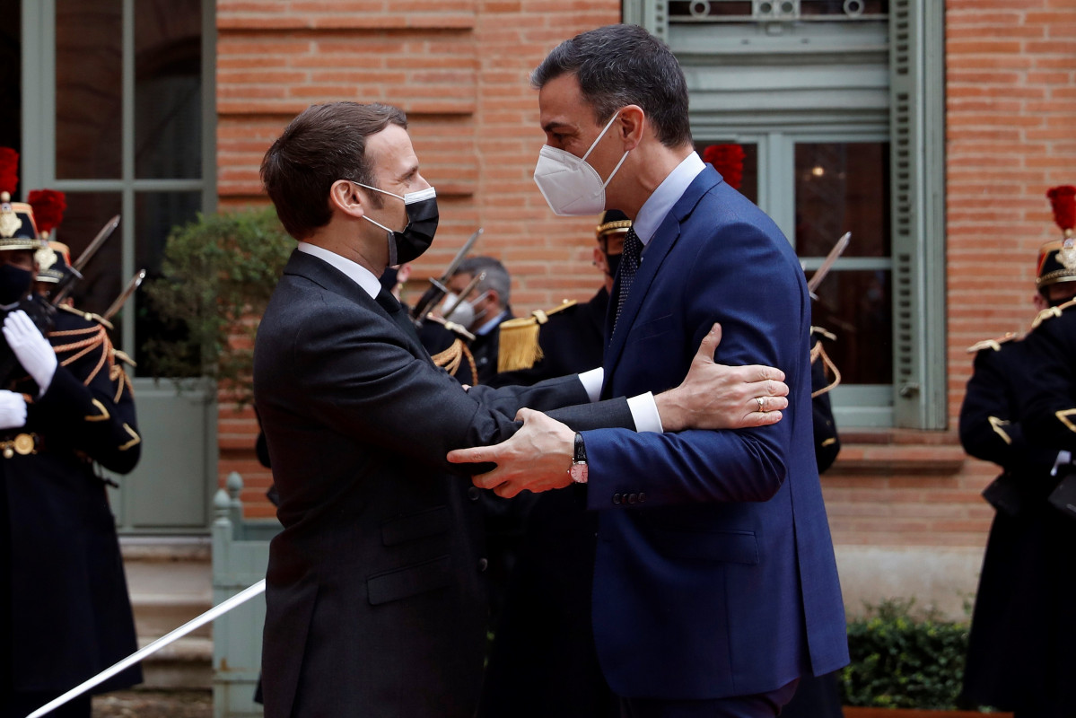 EuropaPress 3607045 president govern pedro sanchez saluda president republica francesa