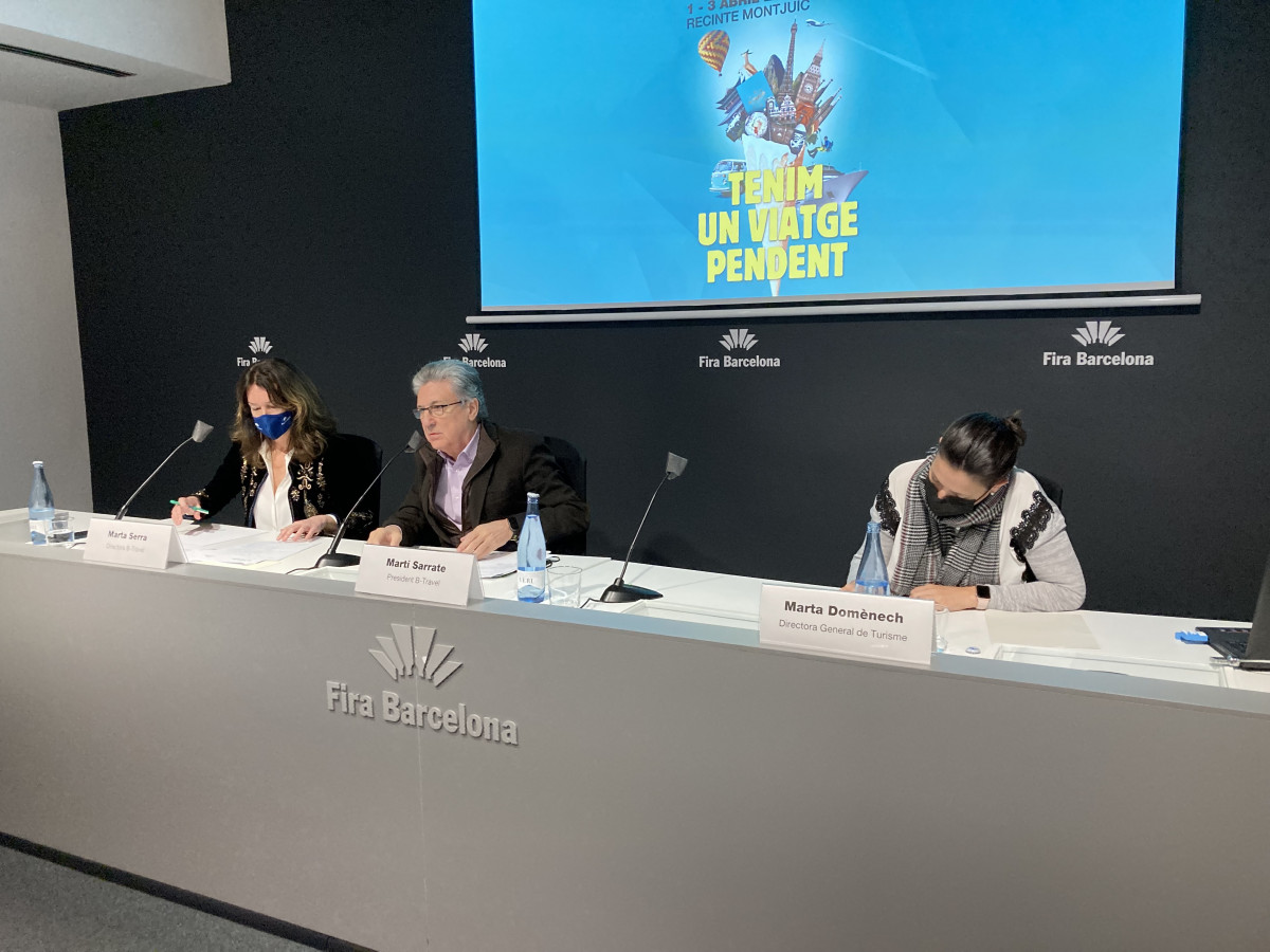 El presidente de B-Travel, Martí Serrate;  la director general de Turismo de la Generalitat, Marta Domènech, y la directora del salón, Marta Serra.