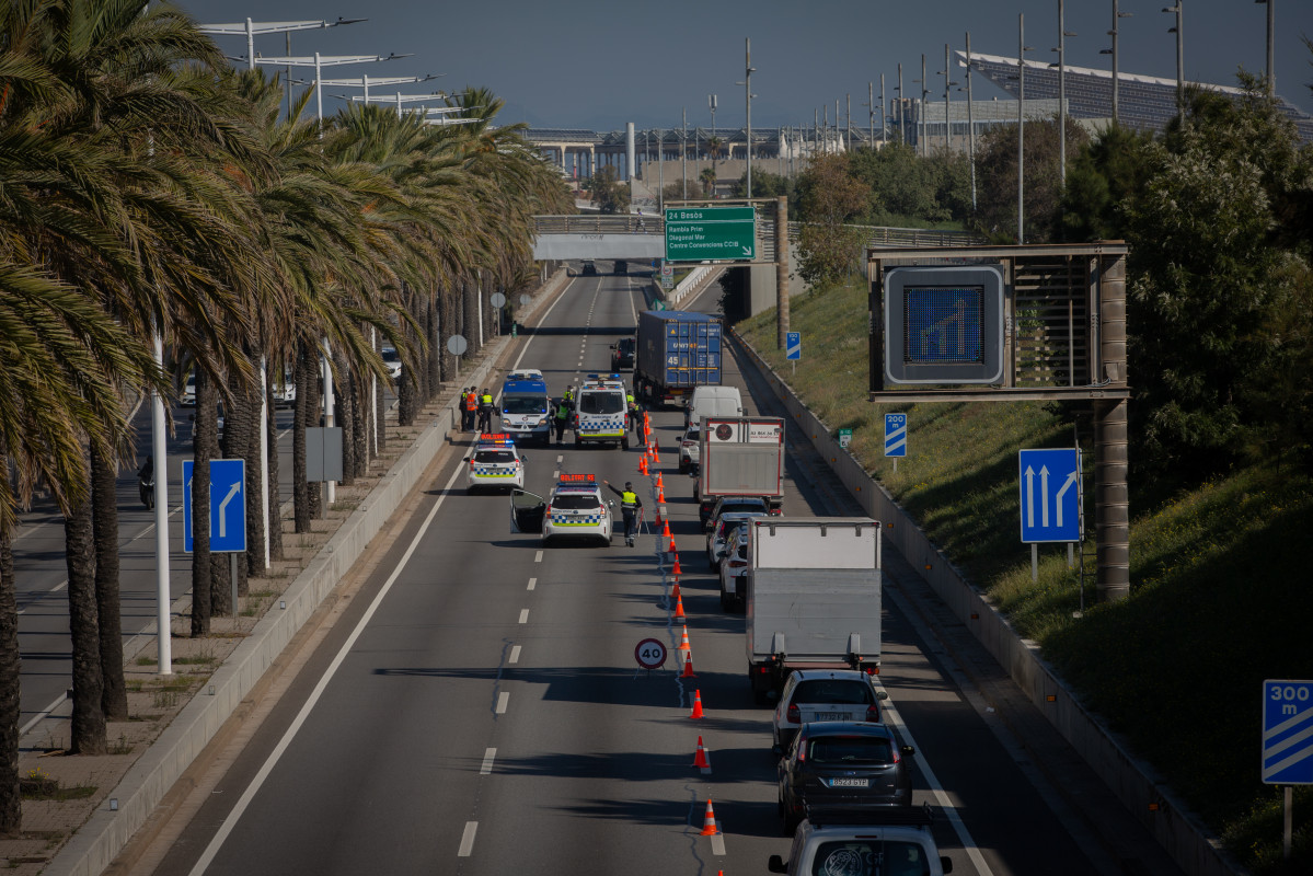 EuropaPress 3404753 vehicles fan cua control mobilitat ronda litoral direccion sortida