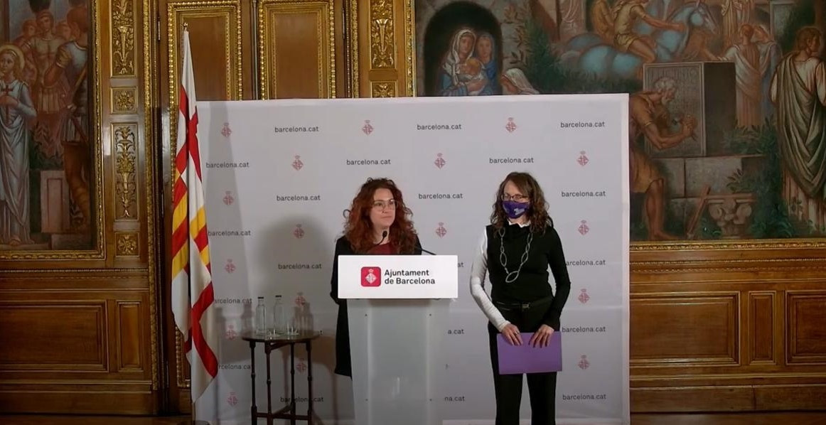 La teniente de alcalde de Derechos Sociales de Barcelona, Laura Pérez, y la consellera de Igualdad y Feminismos de la Generalitat, Tània Verge, en rueda de prensa.