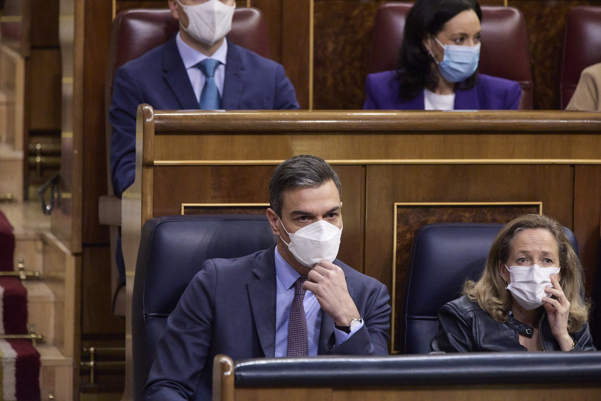 El president del Govern, Pedro Sánchez, i la vicepresidenta primera i ministra d'Afers Econòmics, Nadia Calviño, en una sessió plenària, al Congrés