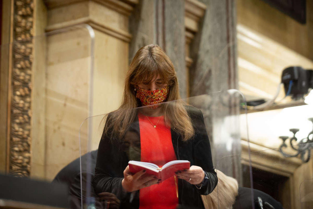 Arxiu - La presidenta del Parlament, Laura Borràs, llegeix el reglament del Parlament de Catalunya, a l'inici d'un ple al Parlament, el 8 de febrer de 2022, a Barcelona, Catalunya (Espanya).