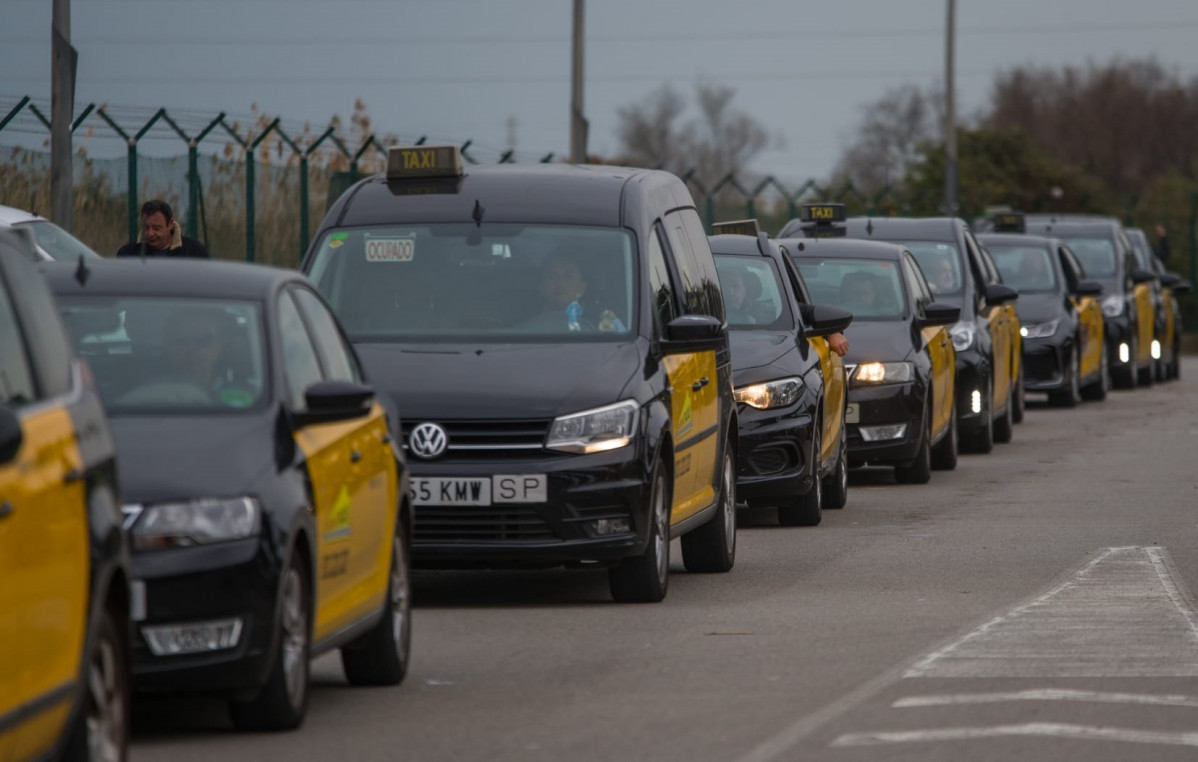 EuropaPress 4336281 taxists marxa lenta aeroport barcelona parlament