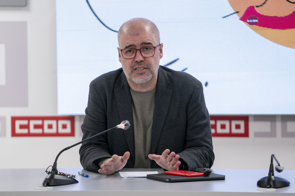El secretari general de CCOO, Unai Sordo, compareix a la seu de la Confederació, a 14 de febrer de 2022, a Madrid (Espanya). Durant una roda de premsa, tots dos han presentat el document 'Per la igualtat salarial, contra la bretxa salarial'.