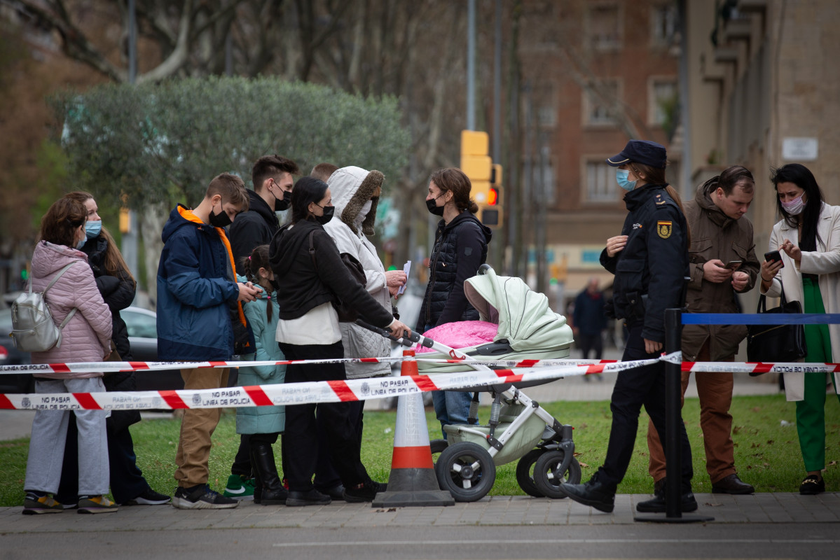 Persones refugiades per la invasió russa a Ucraïna estan fent cua aquests dies a comissaria de la Policia Nacional de la Verneda, l'única de Barcelona on poden tramitar de moment el reconeixement de protecció temporal, a 17 de març de 2022
