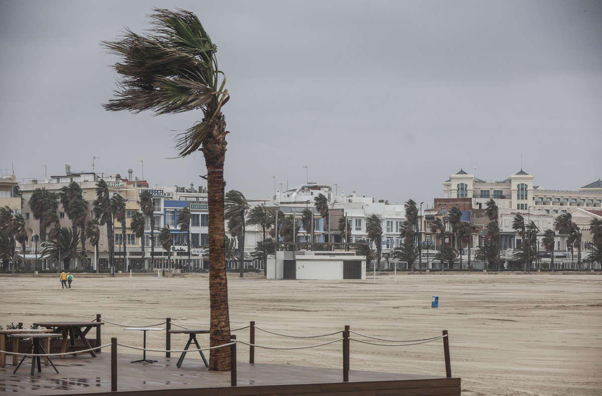 Vista de la Playa de la Malvarrosa, a 25 de marzo de 2022, en Valencia, Comunidad Valenciana (España). Tras once días de temporal de lluvia, el litoral de la provincia de Valencia permanece durante el día de hoy en alerta nivel amarilla por fenómenos cost