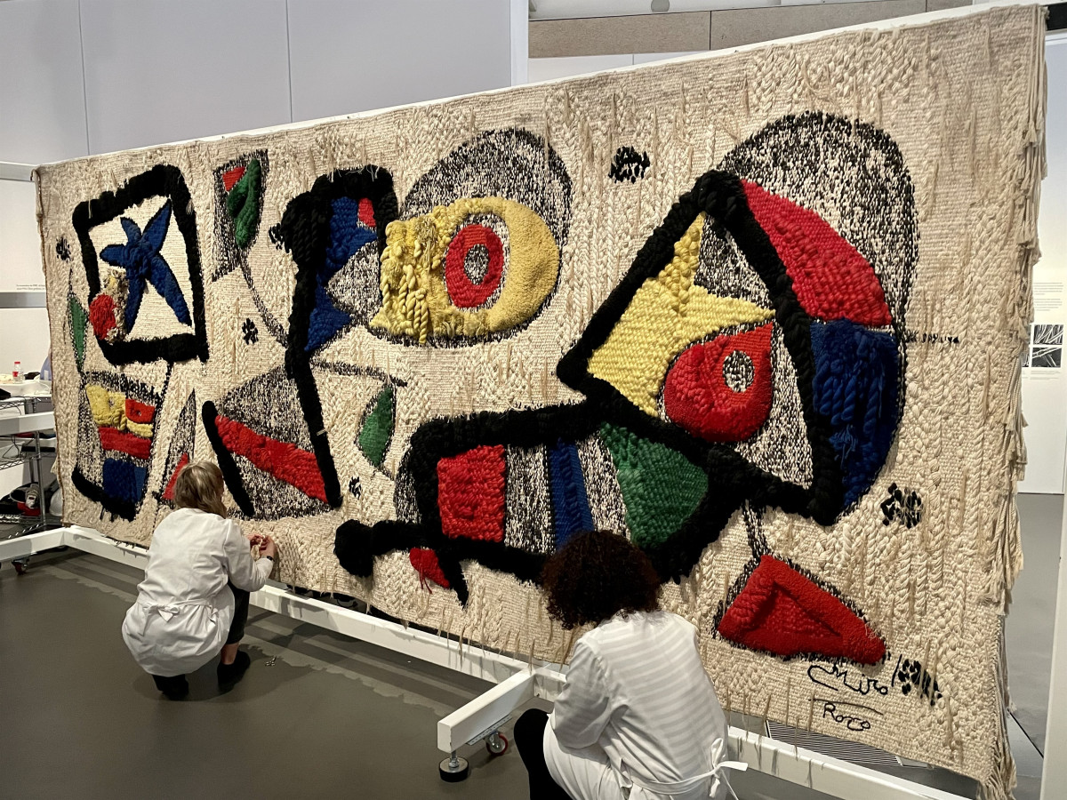 La Fundación La Caixa restaura y expone en el CaixaForum de Barcelona el tapiz de Miró del que surgió su imagen corporativa