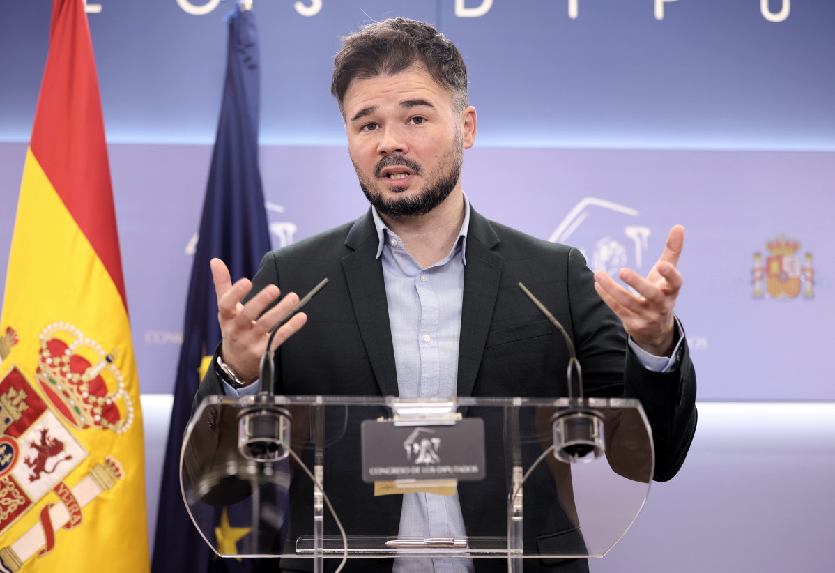 El portaveu parlamentari d'ERC al Congrés, Gabriel Rufián, en una roda de premsa prèvia a la Junta de Portaveus, al Congrés dels Diputats, el 29 de març del 2022, a Madrid (Espanya).