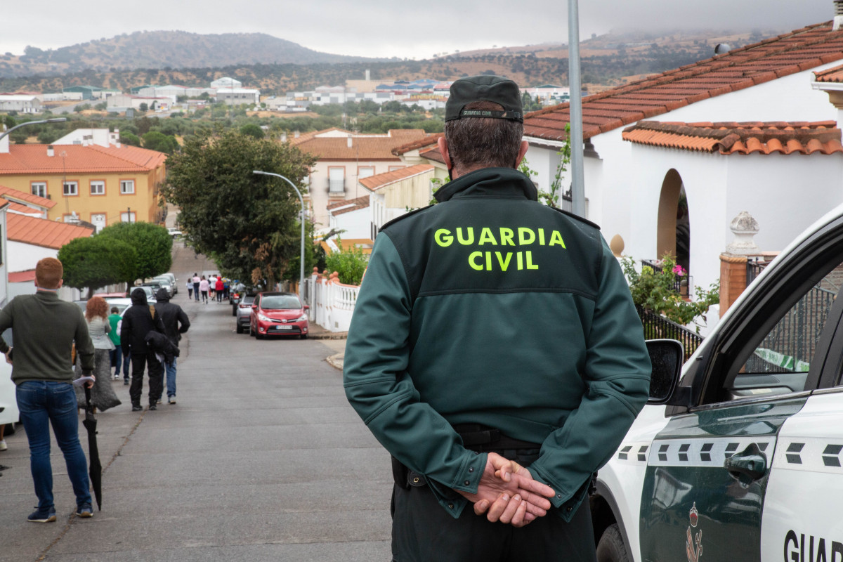 Arxiu - Un agent de la Guàrdia Civil participa al dispositiu de recerca de Manuela Chavero a Monesterio, Badajoz, el mes de setembre passat