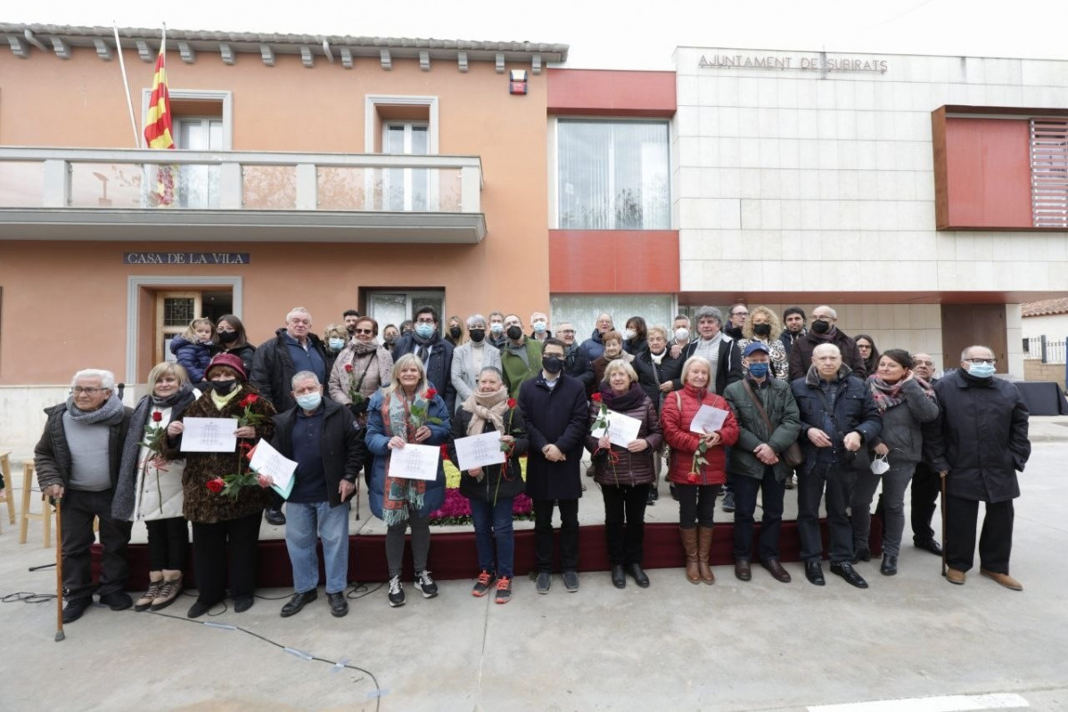 La consellera de Justicia de la Generalitat, Lourdes Ciuró, con los familiares de juzgados durante la dictadura franquista