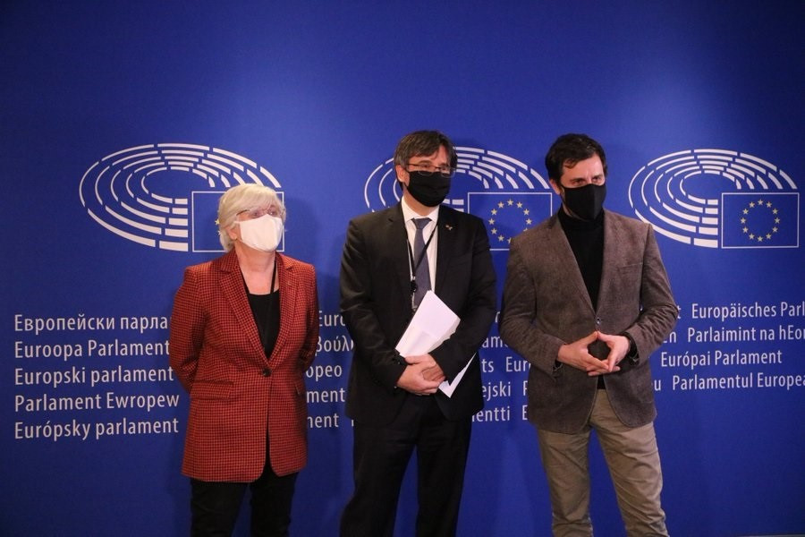 L'expresident de la Generalitat Carles Puigdemont i els exconsellers Toni Comín i Clara Ponsatí al Parlament Europeu