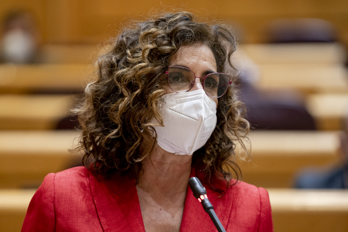 La ministra d'Hisenda, María Jesús Montero, intervé en una sessió de control al Govern al Senat, el 8 de març del 2022, a Madrid (Espanya).