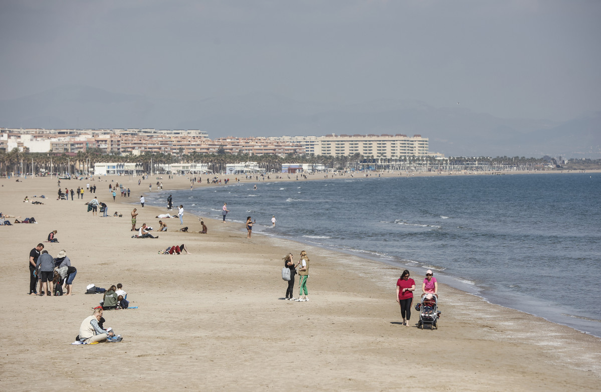 Arxiu - Diverses persones a la platja de la Malvarrosa, a les Falles 2022, a 10 de març de 2022, a València, Comunitat Valenciana (Espanya). La festa valenciana de les Falles, declarada Patrimoni