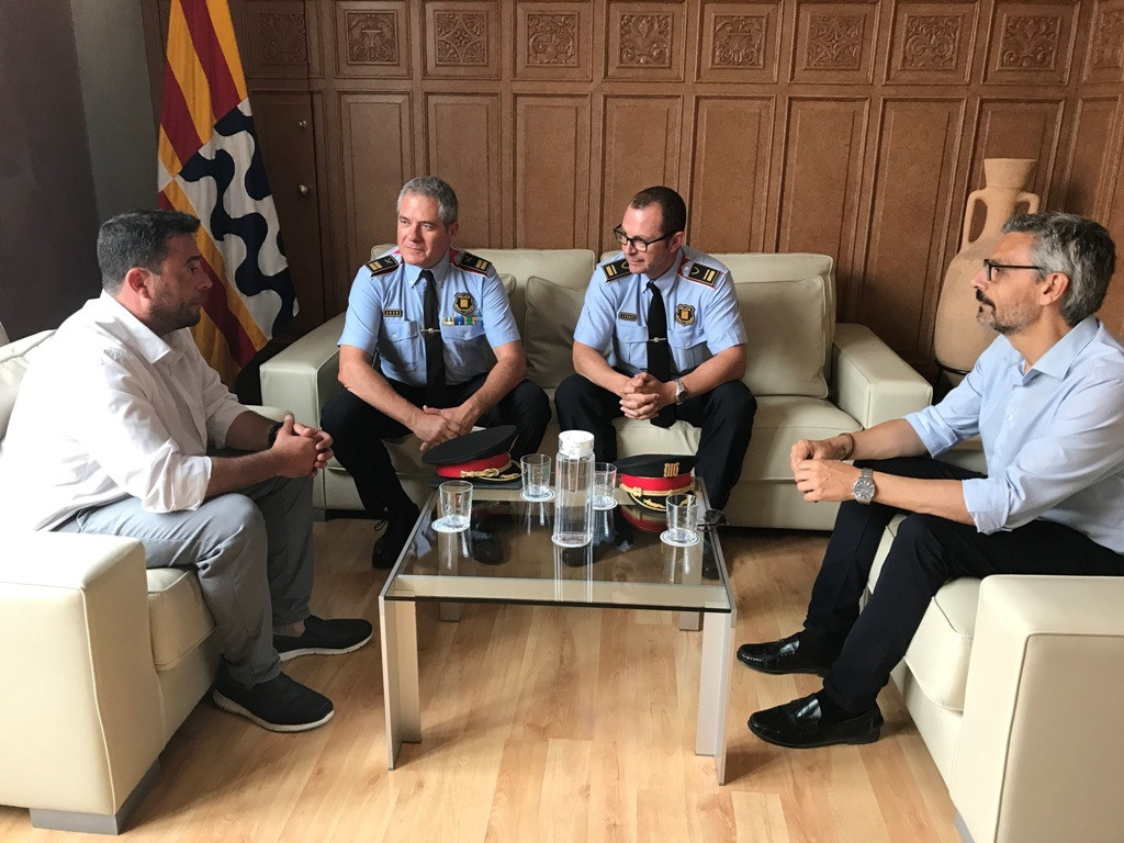 Reunió de l´alcalde de Badalona, Álex Pastor, i el segon tinent d´alcalde, Jordi Subirana, amb comandaments de Mossos