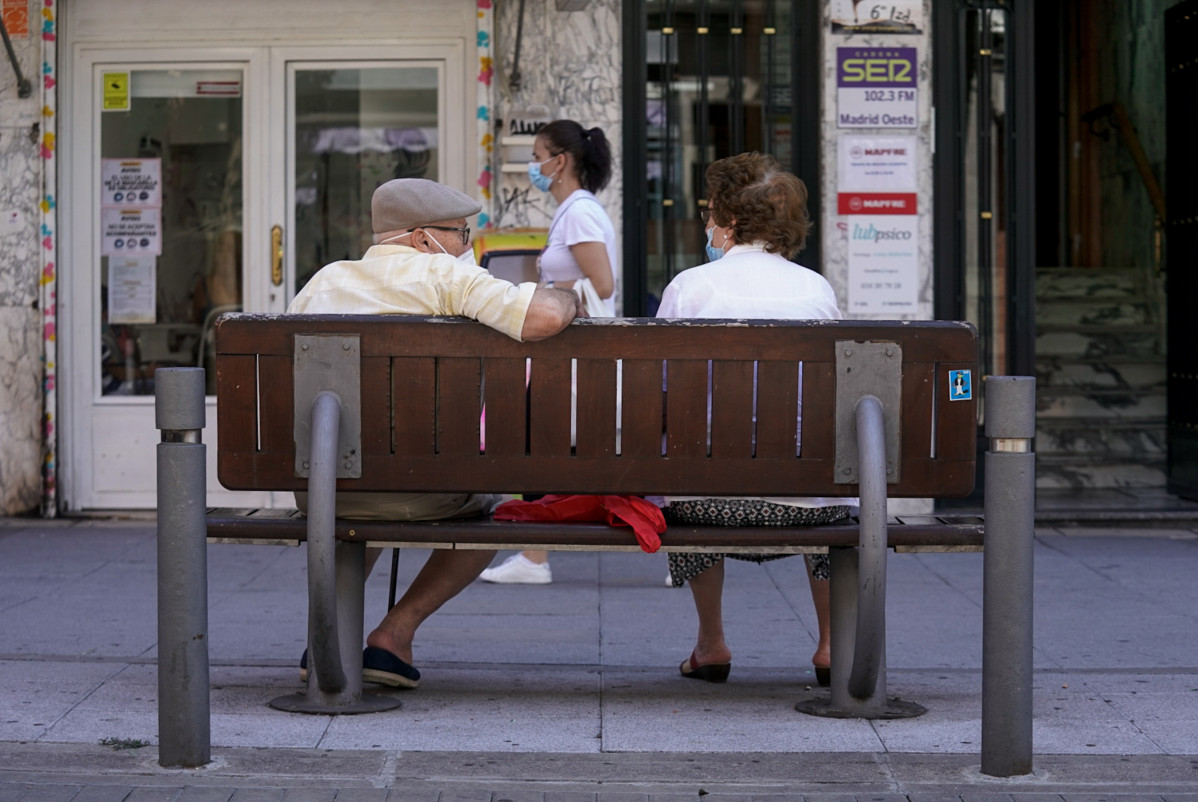 EuropaPress 3857522 parella ancians mascareta asseguda banc 27 juliol 2021 madrid espana