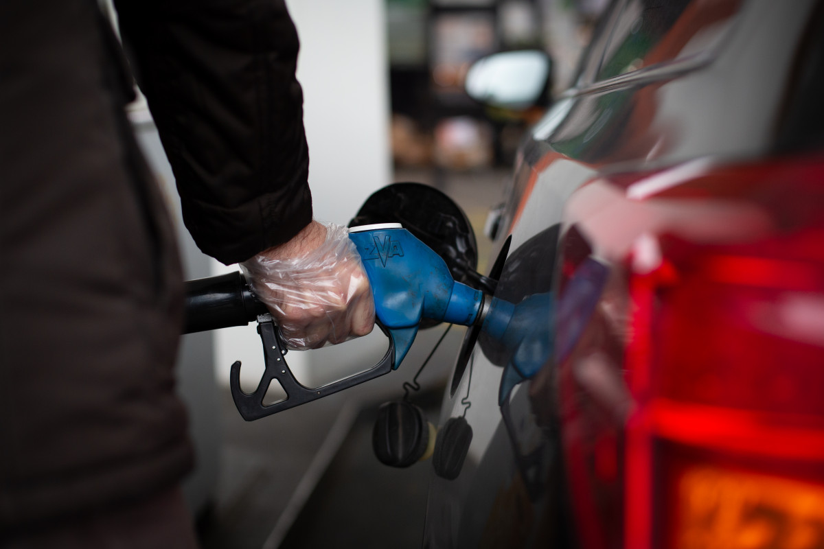 Un home reposta benzina en una benzinera de Barcelona, a 11 de març de 2022, a Barcelona